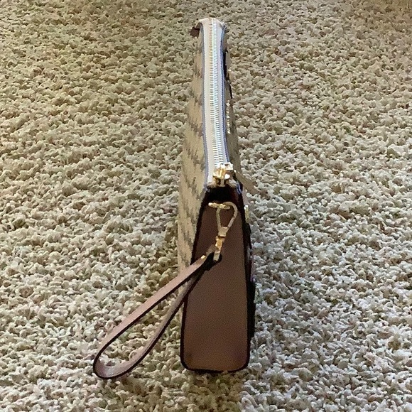 Michael Kors wristlet - Picture 4 of 8